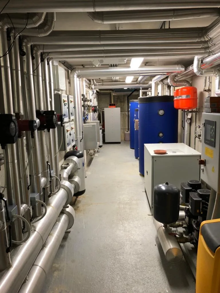 Centrale termica impianto Brugnolo con caldaie, collettori coibentati e pompe di circolazione per condominio a Padova