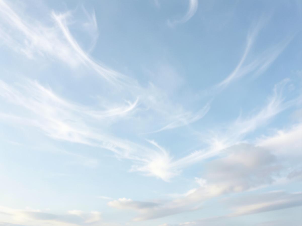 Nuvole leggere in movimento in un cielo azzurro